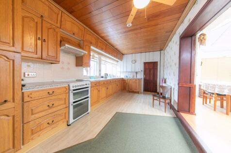 Kitchen &amp; sun lounge