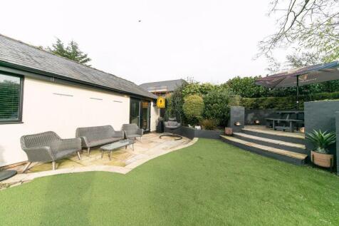 Low maintenance private garden &amp; bar