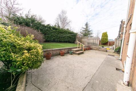 Low maintenance private garden