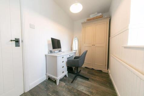 Bedroom 4/Home working space