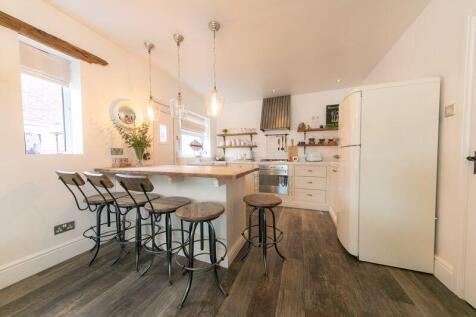 Kitchen &amp; dining space