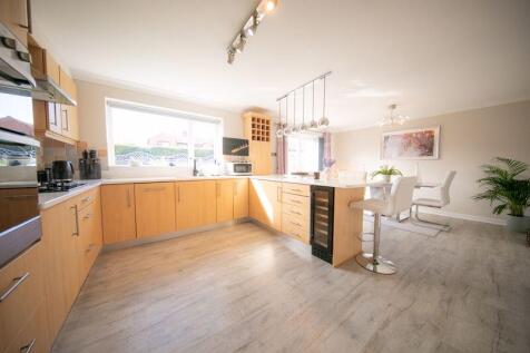 Kitchen &amp; dining room