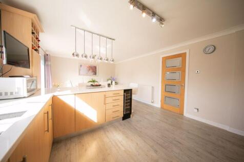 Kitchen &amp; dining room