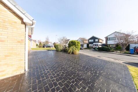 Neatly landscaped driveway