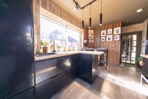 Kitchen &amp; dining room