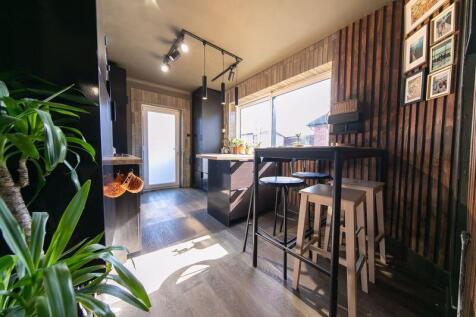 Kitchen &amp; dining room