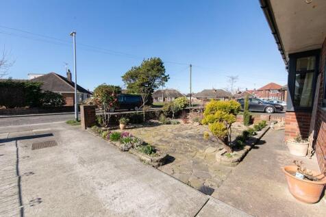 Front garden &amp; driveway