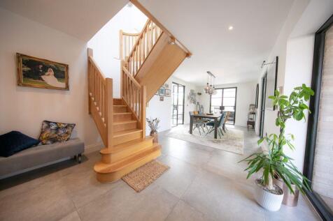 Entrance hallway &amp; dining space