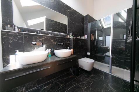 Master bedroom en-suite