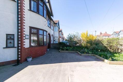 Front garden &amp; driveway