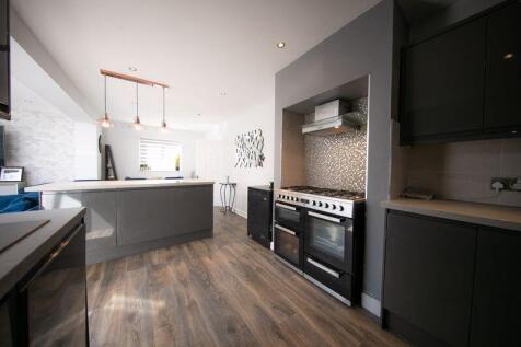 Kitchen &amp; dining area