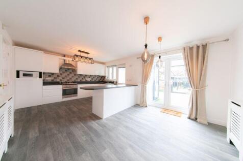 Kitchen &amp; dining space