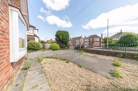 Front garden and driveway