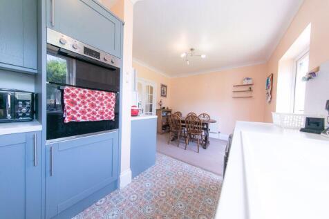 Kitchen &amp; dining room