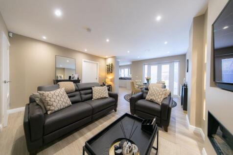 Lounge, dining area &amp; kitchen