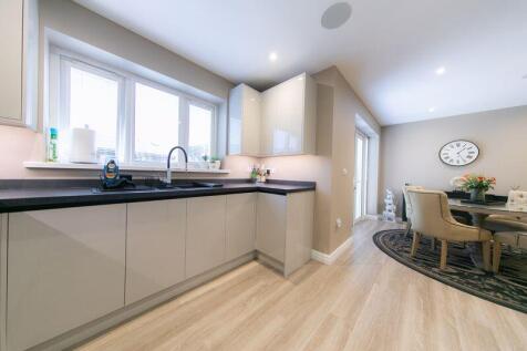 Kitchen &amp; dining area