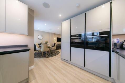 Kitchen &amp; dining area