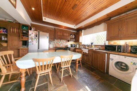 Kitchen &amp; dining room