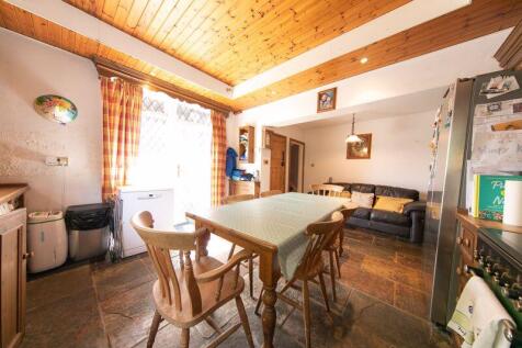 Kitchen &amp; dining room