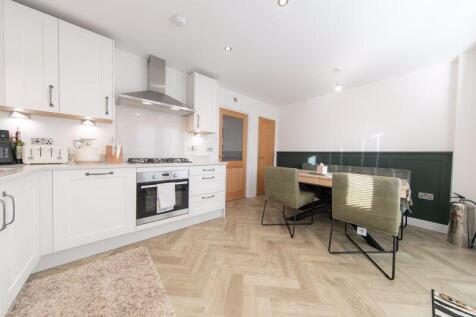 Kitchen &amp; dining room
