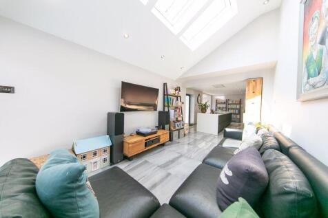 Open plan living area &amp; kitchen