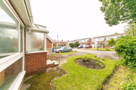 Front garden &amp; driveway
