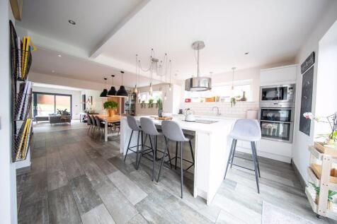 Kitchen &amp; dining area through lounge