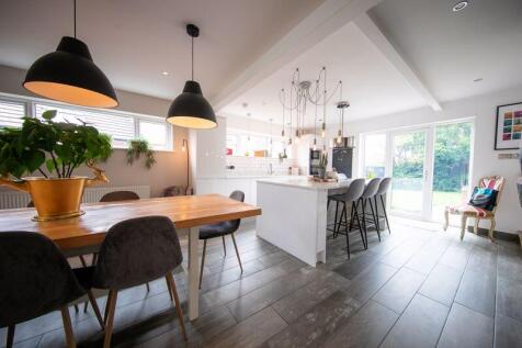 Kitchen &amp; dining area