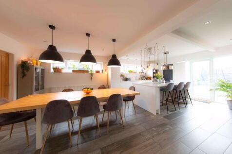 Kitchen &amp; dining area