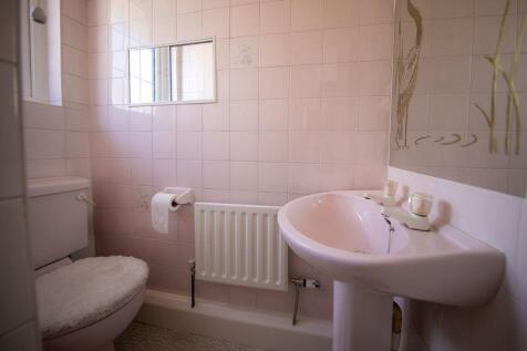 Bedroom 2 washroom