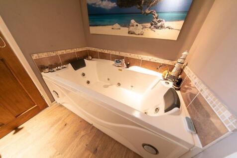 Double sized jacuzzi bath