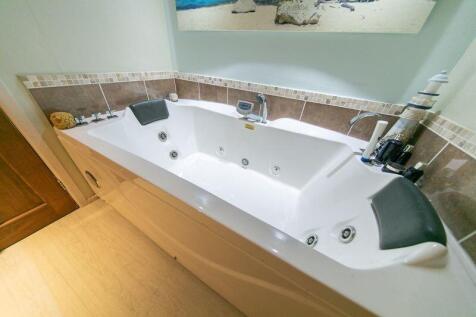 Double sized jacuzzi bath