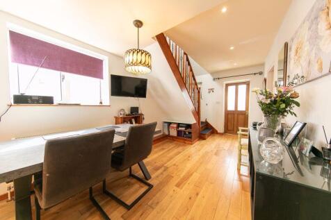 Entrance hallway &amp; dining space