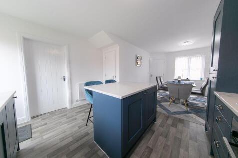 Kitchen &amp; dining room