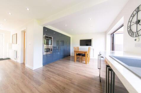 Kitchen &amp; dining room