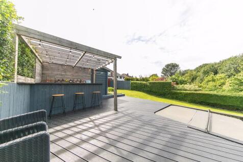 Bar, sun deck and hot tub