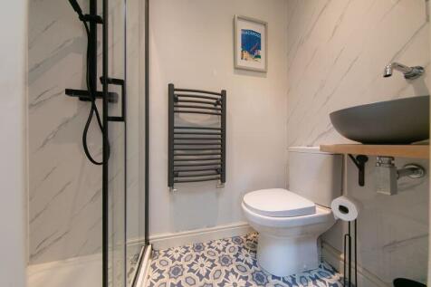 Ground floor bedroom 1 en-suite