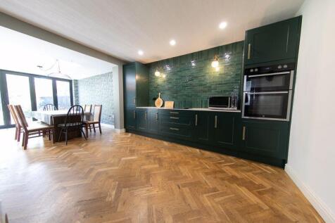 Kitchen &amp; dining room