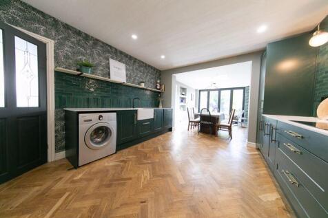 Kitchen &amp; dining room