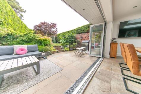 BI-fold door to South facing garden