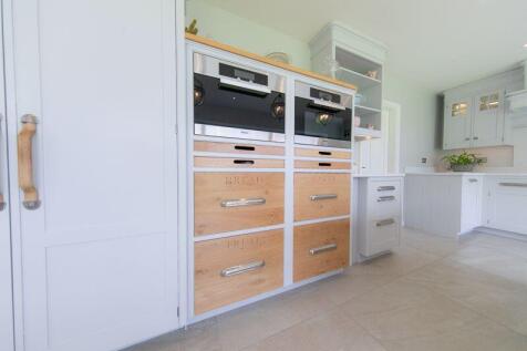 STUNNING Mark Wilkinson fitted kitchen