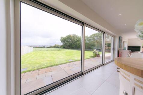 Double sliding door to garden