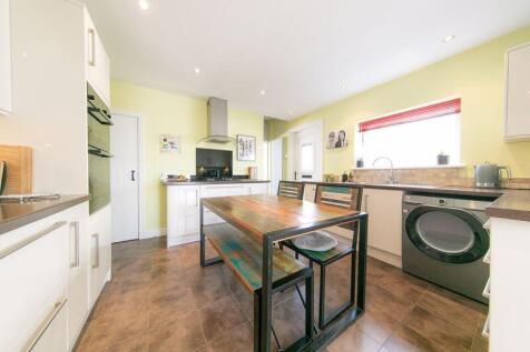 Kitchen &amp; dining space