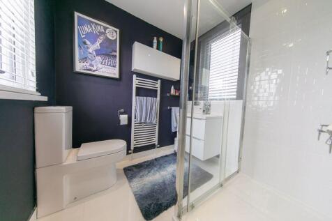 First floor bedroom en-suite