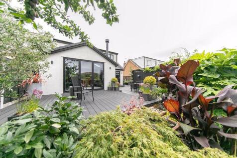 Immaculately landscaped private garden