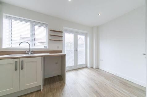 Kitchen &amp; dining area