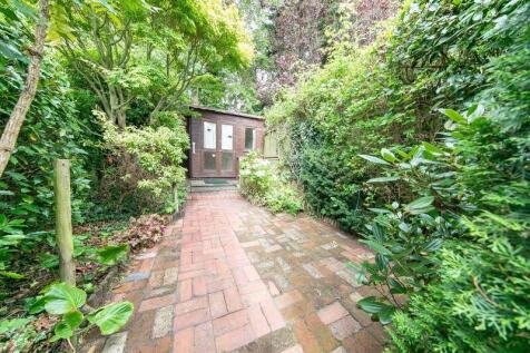 Private rear garden &amp; summerhouse 