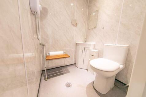 Ground floor bedroom en-suite