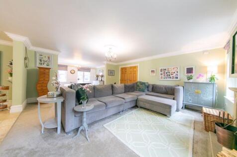 Open plan living &amp; dining areas