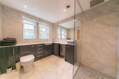 Master bedroom en-suite 1